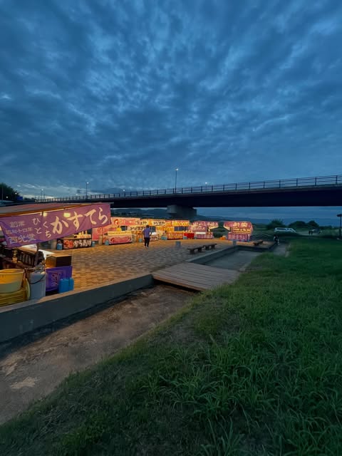 夕暮れの河川敷に並ぶ屋台