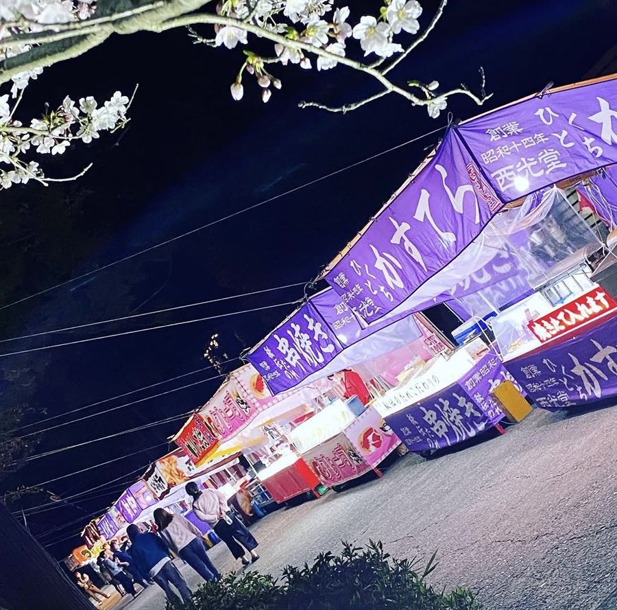 夜桜の下に並ぶ西光堂の屋台